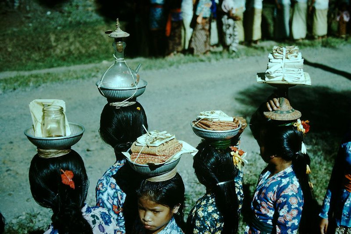 Các thiếu nữ rước đồ cúng đến một ngôi đền. Ảnh: Found Slides.