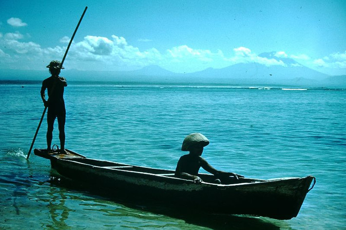 Ngư dân trên thuyền gỗ nhỏ ở vùng biển Sanur, Bali. Ảnh: Found Slides.