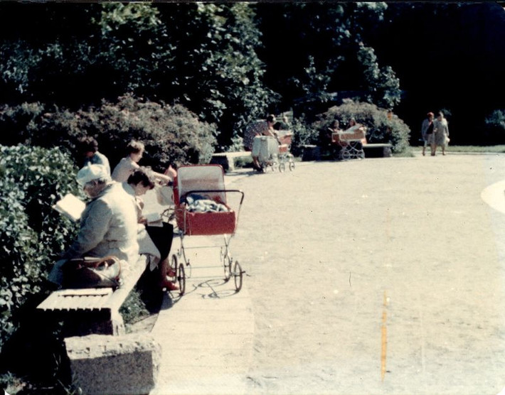 Trong khu vườn của pháo đài Peter & Paul, thành phố Leningrad năm 1976. Ảnh: Michael Neubert.