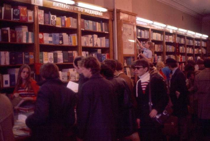 Trong Nhà Sách ở đại lộ Nevsky, thành phố Leningrad năm 1977. Ảnh: Michael Neubert.
