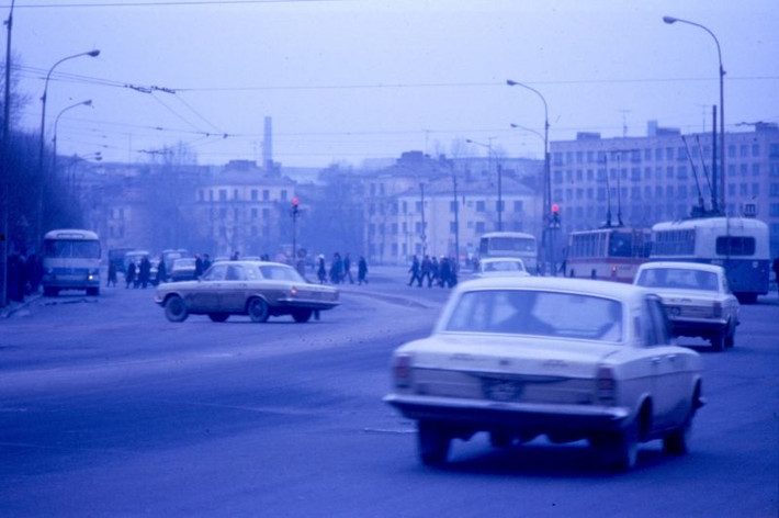 Giao thông ở khu Kirov của Leningrad. Ảnh: Michael Neubert.