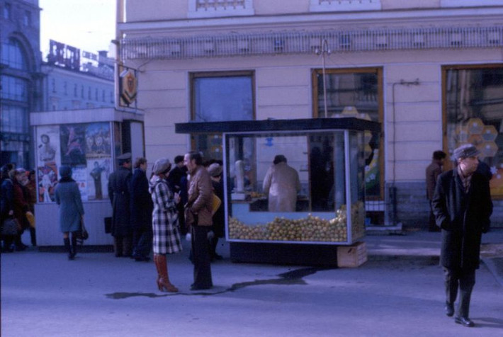 Cửa hàng hoa quả trên đại lộ Nevsky. Ảnh: Michael Neubert.