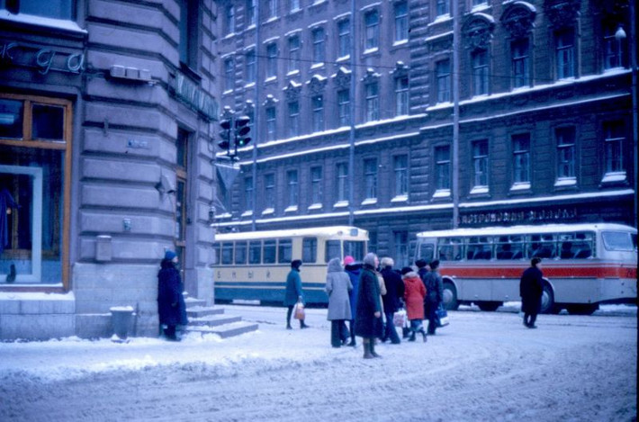 Đường phố Leningrad mùa tuyết tan, năm 1977. Ảnh: Michael Neubert.