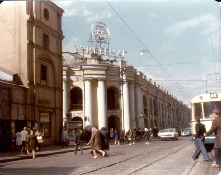 Cửa hàng bách hóa Gostiny Dvor trên đại lộ Nevsky. Ảnh: Michael Neubert.