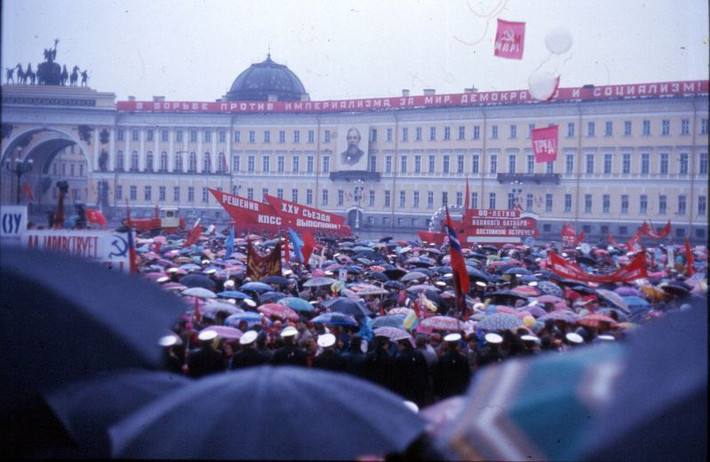 Mít-tinh mừng ngày Quốc tế Lao động ở Leningrad năm 1977. Ảnh: Michael Neubert.