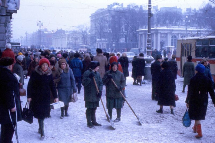 Người dân dọn tuyết trên đại lộ Nevsky, mùa xuân năm 1977. Ảnh: Michael Neubert.