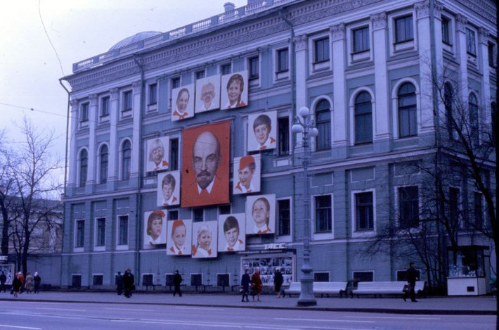 Một tòa nhà trang hoàng bằng hình ảnh lãnh tụ Lenin và các đội viên thiếu niên trong dịp Quốc tế Lao động ở Leningrad năm 1977. Ảnh: Michael Neubert.
