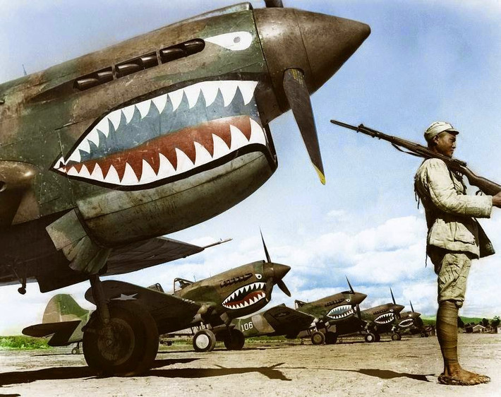 Một người lính Trung Quốc đứng canh gác trước một hàng máy bay Curtiss P-40 'Warhawks' của lực lượng Mỹ tham chiến ở Trung Quốc, tháng 7/1942. Ảnh: Vintag.