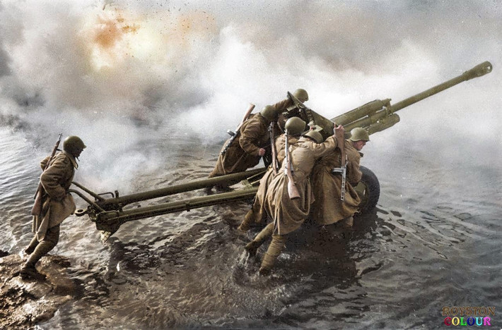 Binh sĩ Liên Xô đưa khẩu pháo 76 mm M1942 (ZiS-3) qua sông Oder ở Đức, tháng 12/1944. Ảnh: Vintag.