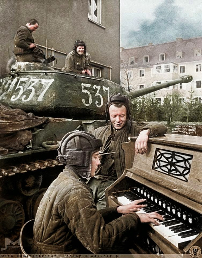 Những người lính xe tăng Liên Xô thư giãn tại Breslau (nay là Wrocław ở Ba Lan) ngày 27/4/1945 sau khi giải phóng khu vực này. Ảnh: Vintag.