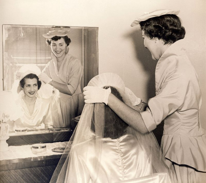 Cô dâu Clara được mẹ đỡ đầu - bà Loretta, chỉnh sửa trang phục trước đám cưới, New York năm 1950. Ảnh: Robert Barone Flickr.