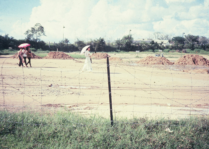 Những người phụ nữ trên bãi đất trống. Ảnh: Dale Ellingson.
