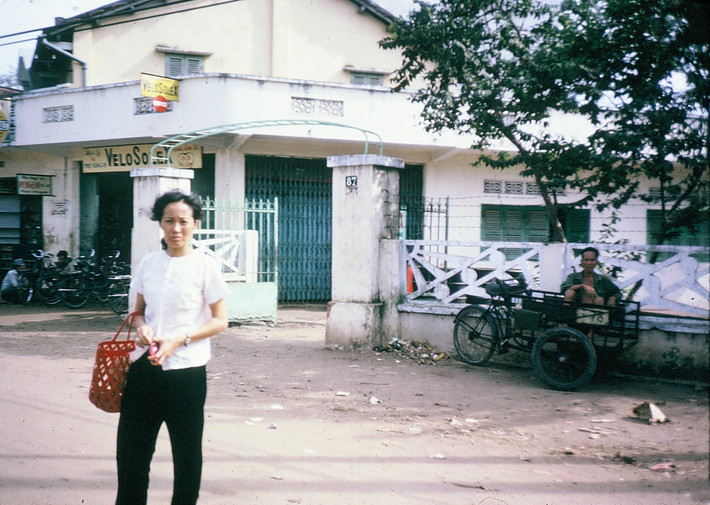 Bà nội trợ e thẹn khi được chụp hình. Ảnh: Dale Ellingson.