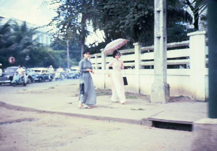 Hai người đẹp áo dài ở ngã tư Công Lý - Yên Đổ (nay là Nam Kỳ Khởi Nghĩa - Lý Chính Thắng). Ảnh: Dale Ellingson.