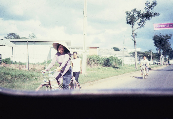 Khung cảnh nhìn từ ca bin ô tô tại một con đường ngoại vi Sài Gòn. Ảnh: Dale Ellingson.