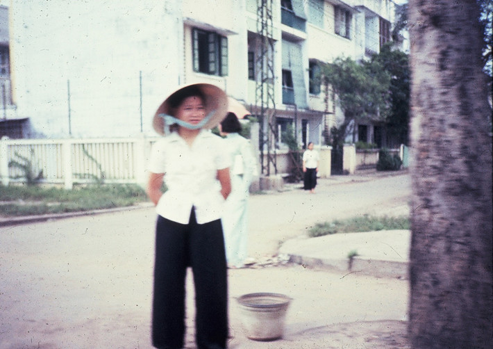 Một cô gái quê trên đường phố Sài Gòn. Ảnh: Dale Ellingson.