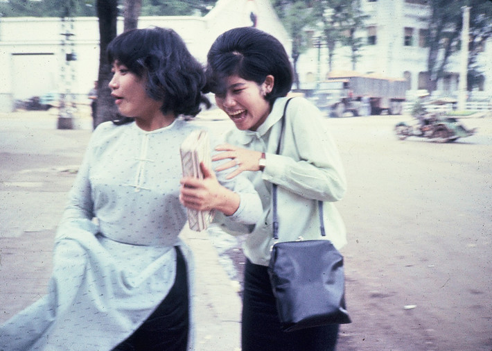 Hai cô gái vui đùa ở Công trường Mê Linh, Sài Gòn năm 1965 -1966. Ảnh: Dale Ellingson.