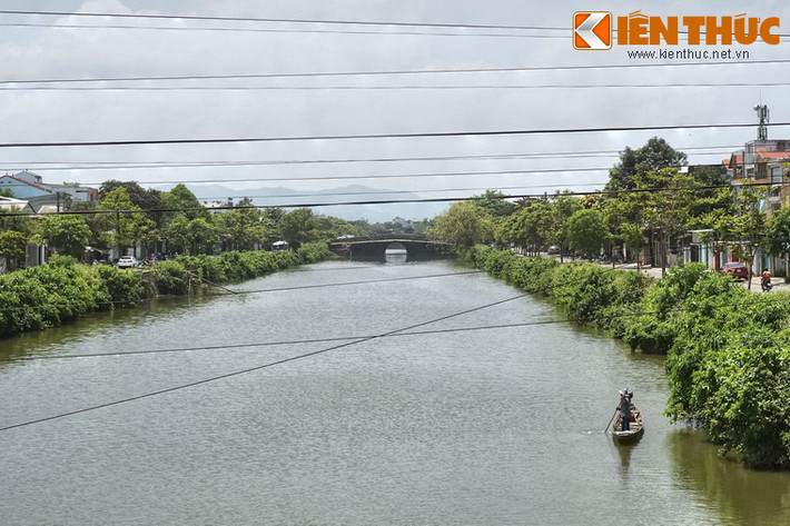 Cầu Vĩnh Lợi nhìn từ cầu Khánh Ninh. Hai cây cầu này cùng nằm trên một trục thẳng của sông Ngự Hà.