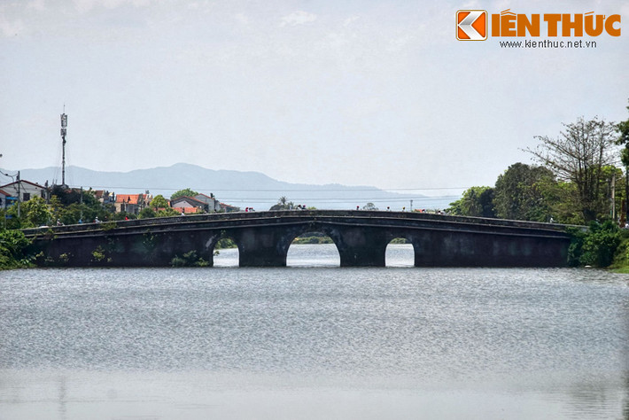 Cầu có ba cửa cống, cửa ở giữa lớn nhất, hai cửa nhỏ hơn ở hai bên. Đây là cầu dài nhất trong các cầu trên sông Ngự Hà.