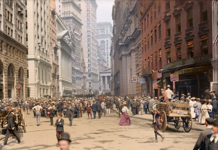 Khu chợ trời Curb ở New York, khoảng năm 1900. Ảnh: Imgur.