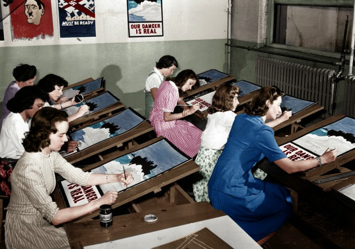 Các phụ nữ vẽ áp phích tuyên truyền Thế chiến II tại New York năm 1942. Ảnh: Imgur.