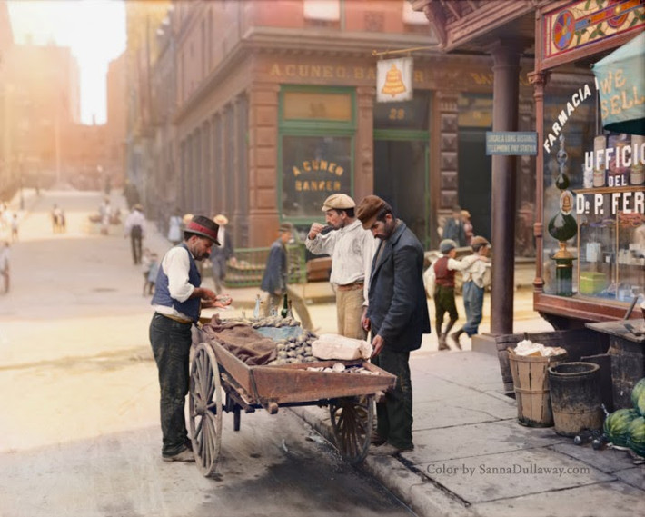 Người bán ngao trên phố Mulberry Bend, New York, khoảng năm 1900. Ảnh: Imgur.