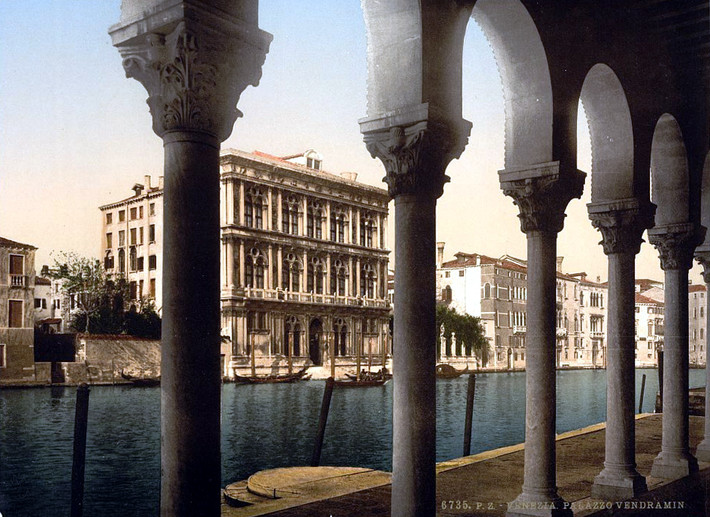 Cung điện Vendramin Calergi nhìn từ bên kia kênh Grand của Venice.