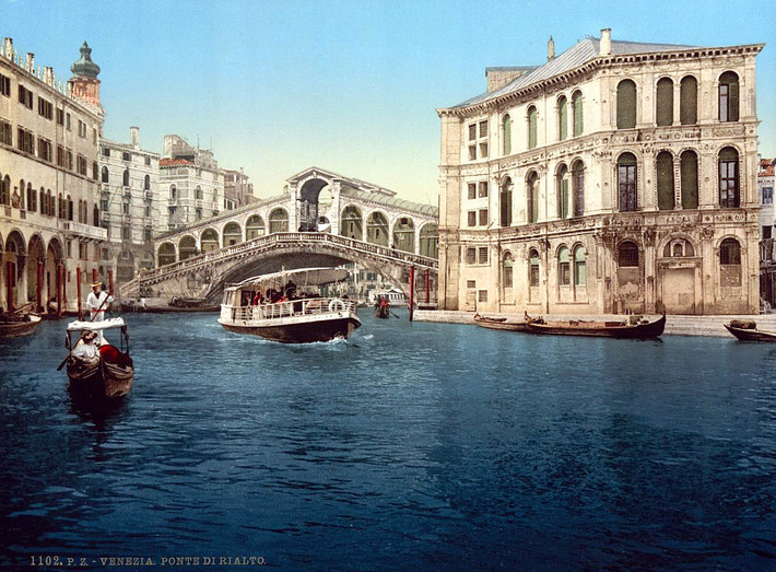 Góc nhìn khác về kênh Grand và cầu Rialto.