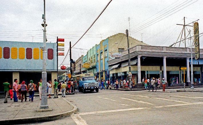 Một ngã tư ở trung tâm thành phố Cienfuegos. Ảnh: Alan Denney.