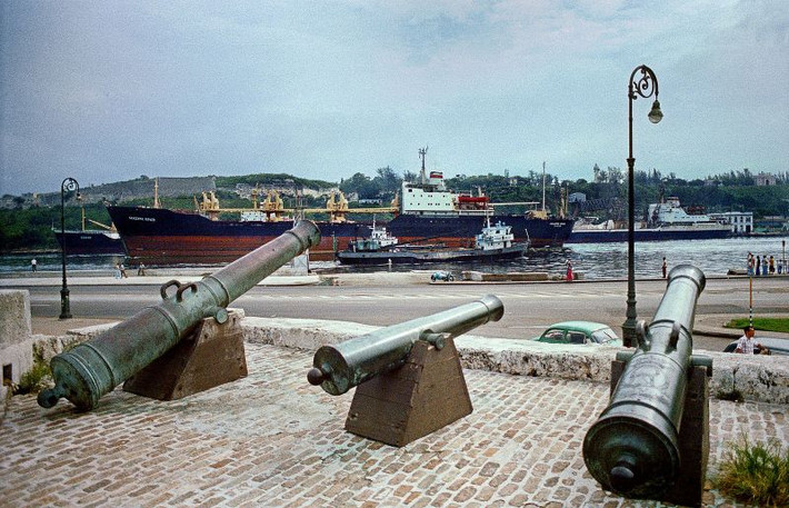 Tàu chở hàng của Liên Xô neo đậu ở cảng Havana. Ảnh: Alan Denney.