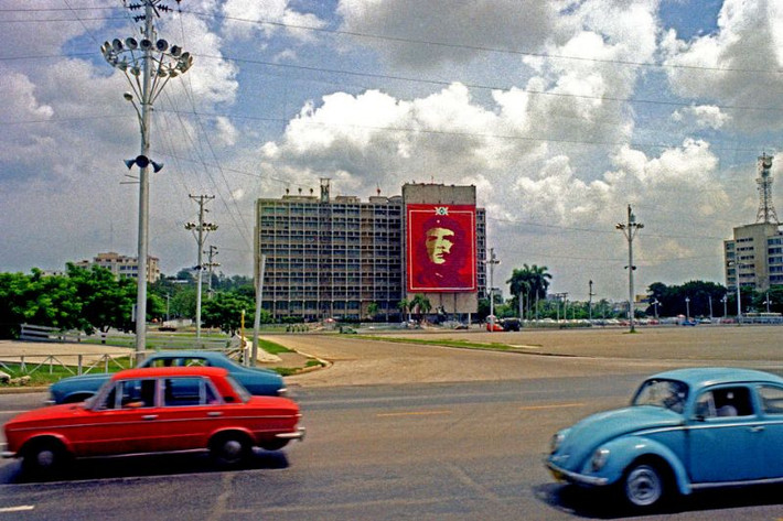 Pa-nô cổ động mang hình ảnh nhà cách mạng Che Guevara trên một tòa nhà ở Havana. Ảnh: Alan Denney.