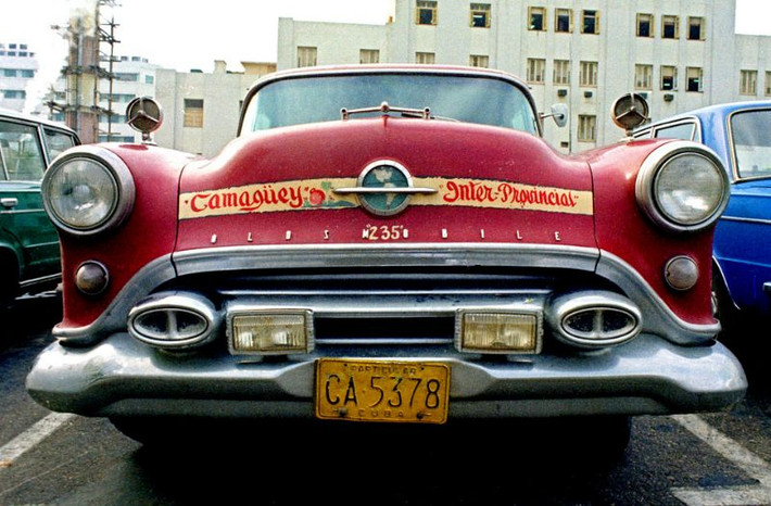 Xe cổ trên đường phố Havana. Ảnh: Alan Denney.