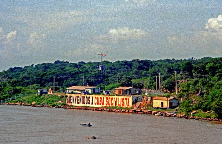 Biểu ngữ cổ động cách mạng bên bờ vịnh Cienfuegos. Ảnh: Alan Denney.