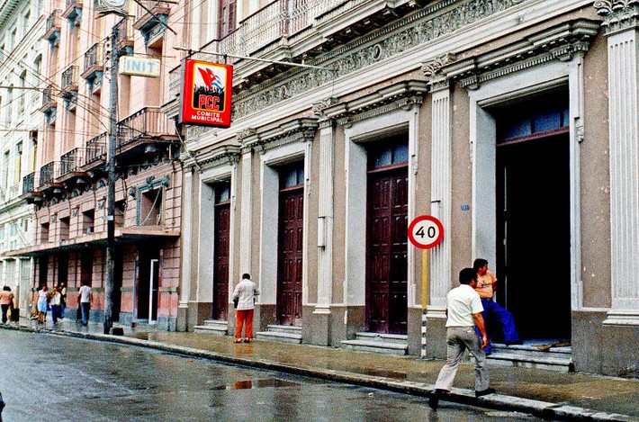 Văn phòng Đảng Cộng sản Cuba ở Cienfuegos. Ảnh: Alan Denney.