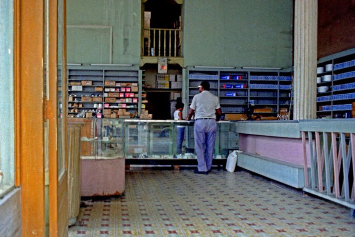 Trong một cửa hàng bách hóa ở Cienfuegos. Ảnh: Alan Denney.