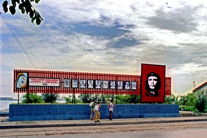 Chân dung các công nhân tiêu biểu năm 1980 được giới thiệu trên pa-nô cổ động ở Cienfuegos. Ảnh: Alan Denney.
