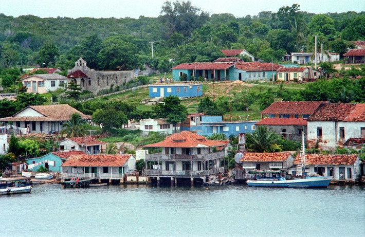 Khu dân cư bên bờ vịnh Cienfuegos. Ảnh: Alan Denney.
