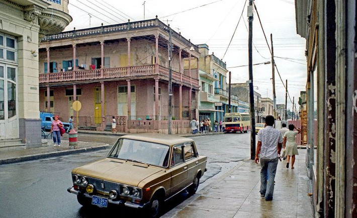 Khung cảnh trên đường phố ở thành phố Cienfuegos. Ảnh: Alan Denney.