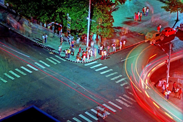 Một ngã tư ở Havana lúc chiều muộn. Ảnh: Alan Denney.