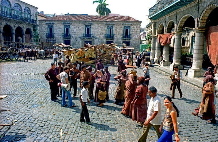 Một buổi quay phim ở quảng trưởng Nhà Thờ thành phố Havana. Ảnh: Alan Denney.