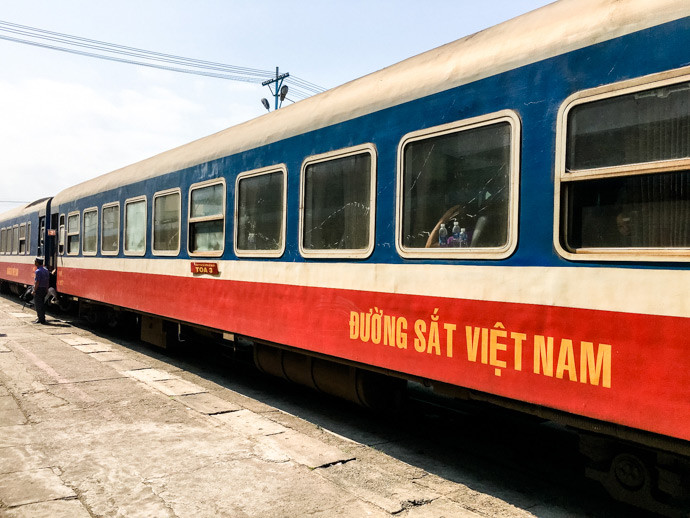 "Tôi chắc chắn rằng bạn nên khám phá Việt Nam bằng tàu hỏa, nếu bạn muốn ngắm nhìn những khung cảnh đẹp, trải nghiệm địa phương và có thêm những niềm vui mới", Mandy và Chris viết trên Almost Landing, trang web du lịch do cặp đôi này sáng lập. Ảnh: Almost Landing.