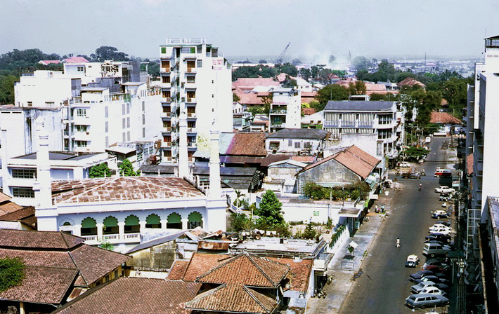 Đường Thái Lập Thành nhìn từ tầng cao của một khách sạn. Bên trái là thánh đường Jamia Al-Musulman, xây năm 1935, là thánh đường Hồi giáo lớn nhất Sài Gòn. Ảnh: Mike Vogt.