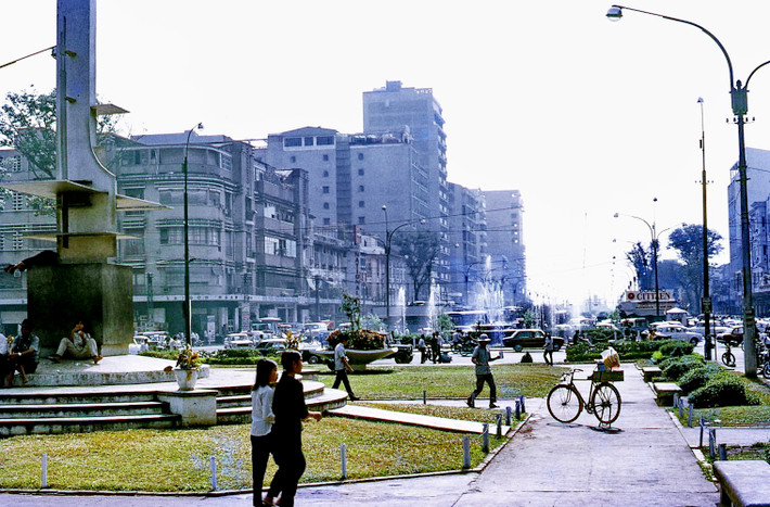 Vườn hoa trước Tòa Đô chánh, đại lộ Nguyễn Huệ, Sài Gòn năm 1971. Khu vực này ngày nay là phố đi bộ Nguyễn Huệ. Ảnh: Mike Vogt.
