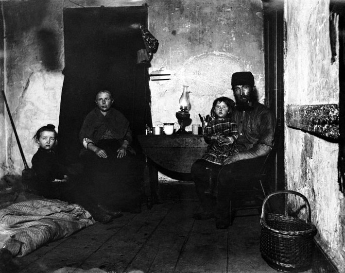 Trong căn hộ của một gia đình người Anh nghèo mới nhập cư ở New York, 1888. Ảnh: Jacob Riis.