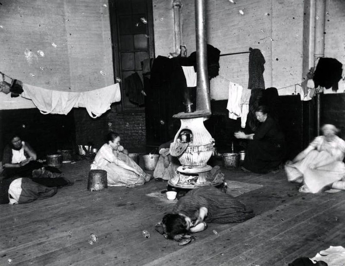 Một nhóm phụ nữ và trẻ em vô gia cư tạm trú trong đồn cảnh sát Manhattan vào mùa đông. Ảnh: Jacob Riis.