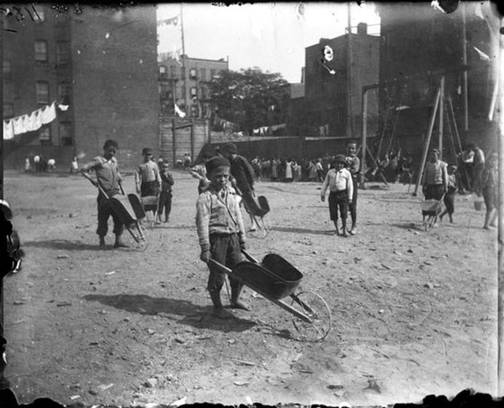 Trẻ em khu ổ chuột lao động tại một công trường để trang trải cuộc sống, 1888. Ảnh: Jacob Riis.