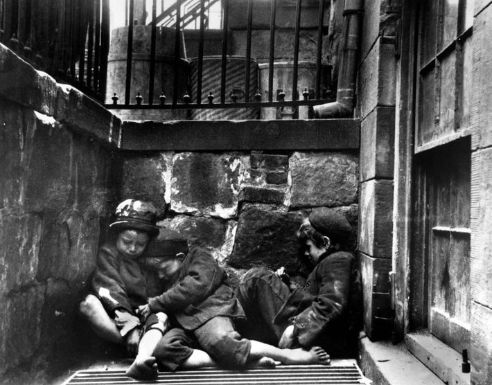 Giấc ngủ của trẻ em nghèo trên phố Mulberry. Ảnh: Jacob Riis.