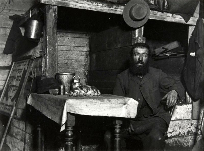 Một người nhập cư Do Thái sống trong một hầm rượu nhếch nhác, 1890. Ảnh: Jacob Riis.