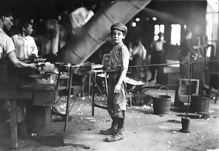 Trẻ em lao động trong một xưởng sản xuất đồ thủy tinh, khoảng năm 1890. Ảnh: Jacob Riis.