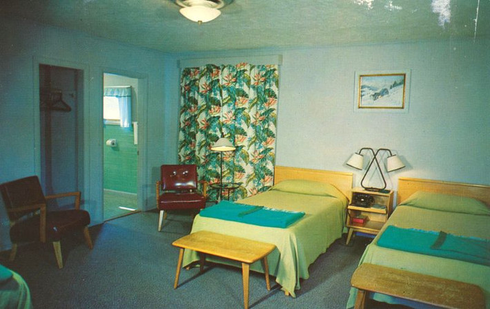 Phòng của khách sạn - nhà hàng Aime tại thị trấn St. Johnsbury, bang Vermont với tông màu xanh êm dịu. Ảnh: Vintag.